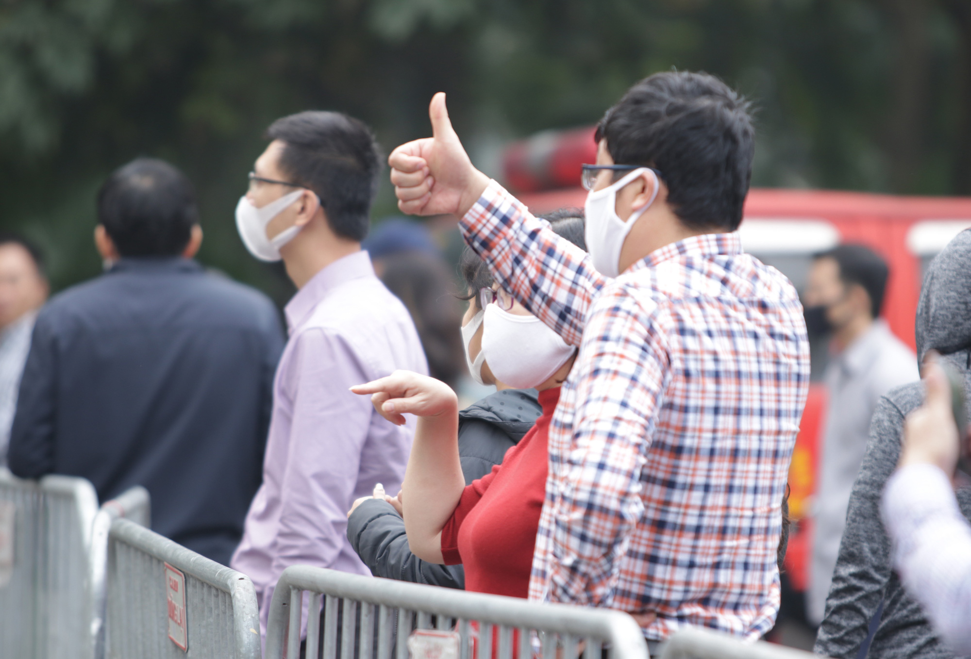 Hà Nội: Người thân tấp nập tiếp tế đồ vào khu cách li Pháp Vân - Tứ Hiệp - Ảnh 4. Hà Nội: Người thân tấp nập tiếp tế đồ vào khu cách li Pháp Vân - Tứ Hiệp - Ảnh 4.