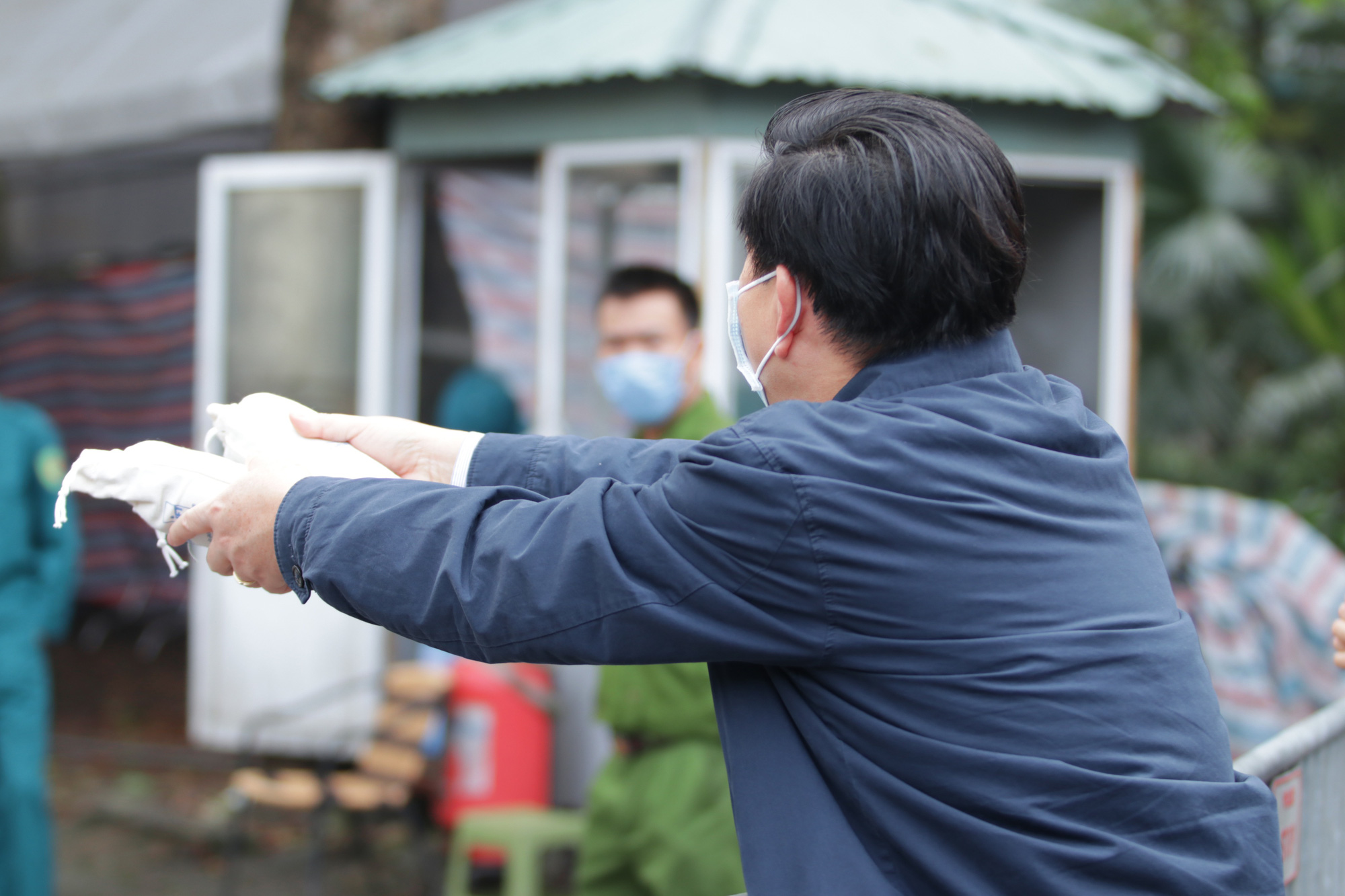 Hà Nội: Người thân tấp nập tiếp tế đồ vào khu cách li Pháp Vân - Tứ Hiệp - Ảnh 9. Hà Nội: Người thân tấp nập tiếp tế đồ vào khu cách li Pháp Vân - Tứ Hiệp - Ảnh 9.