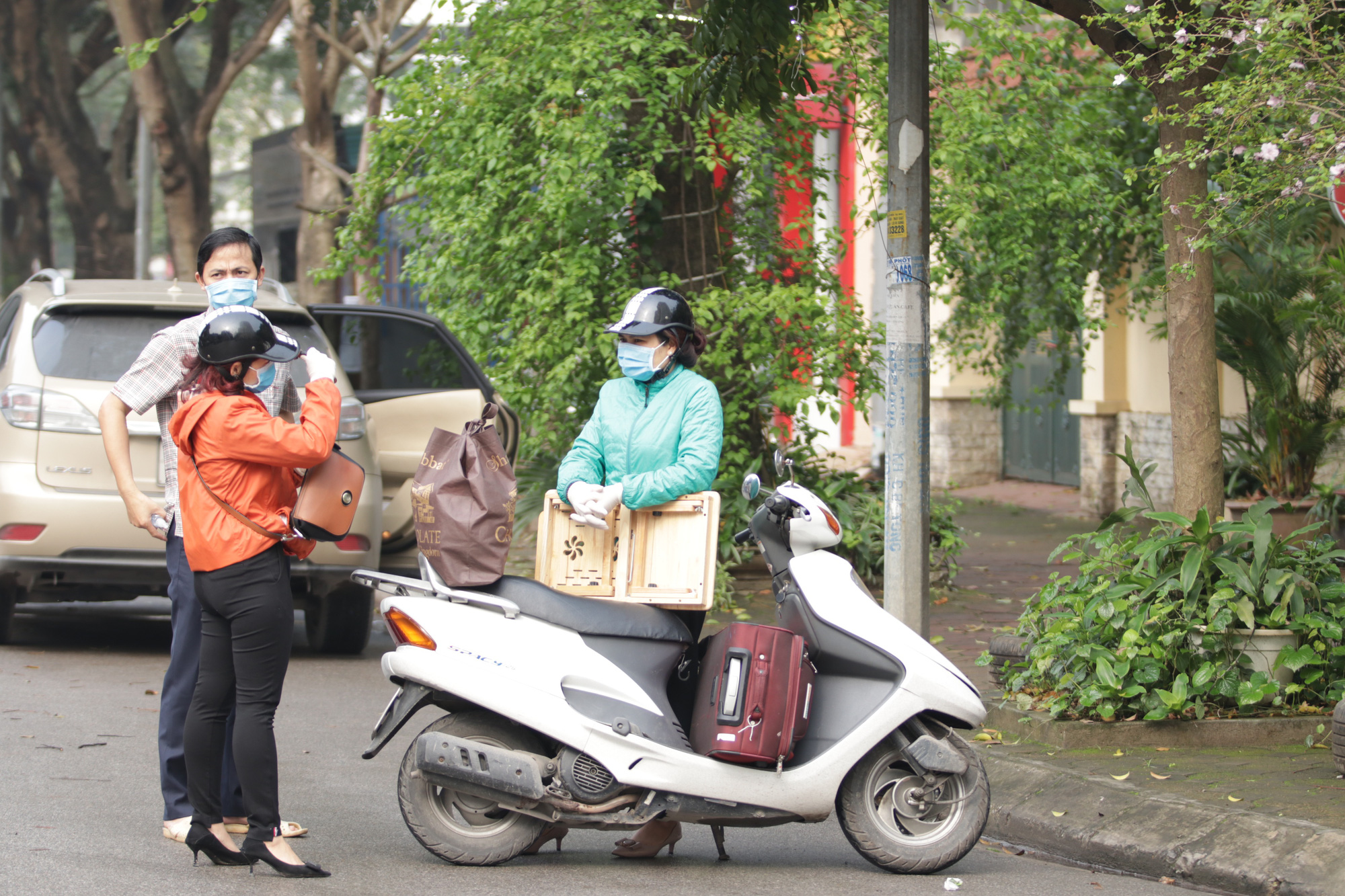 Hà Nội: Người thân tấp nập tiếp tế đồ vào khu cách li Pháp Vân - Tứ Hiệp - Ảnh 16. Hà Nội: Người thân tấp nập tiếp tế đồ vào khu cách li Pháp Vân - Tứ Hiệp - Ảnh 16.