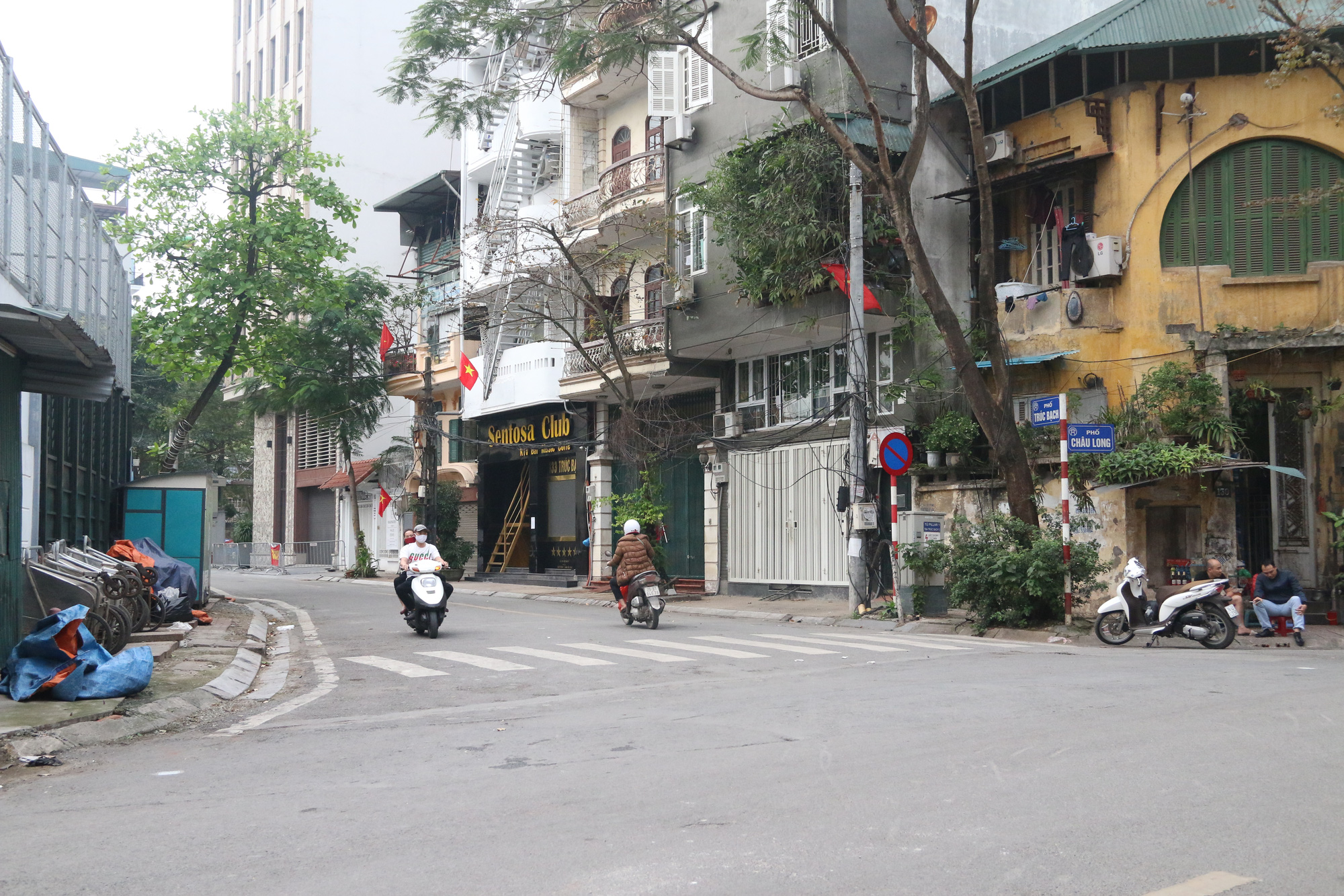 Nhịp sống trên phố Trúc Bạch ngày đầu hết cách li - Ảnh 1. Nhịp sống trên phố Trúc Bạch ngày đầu hết cách li - Ảnh 1.