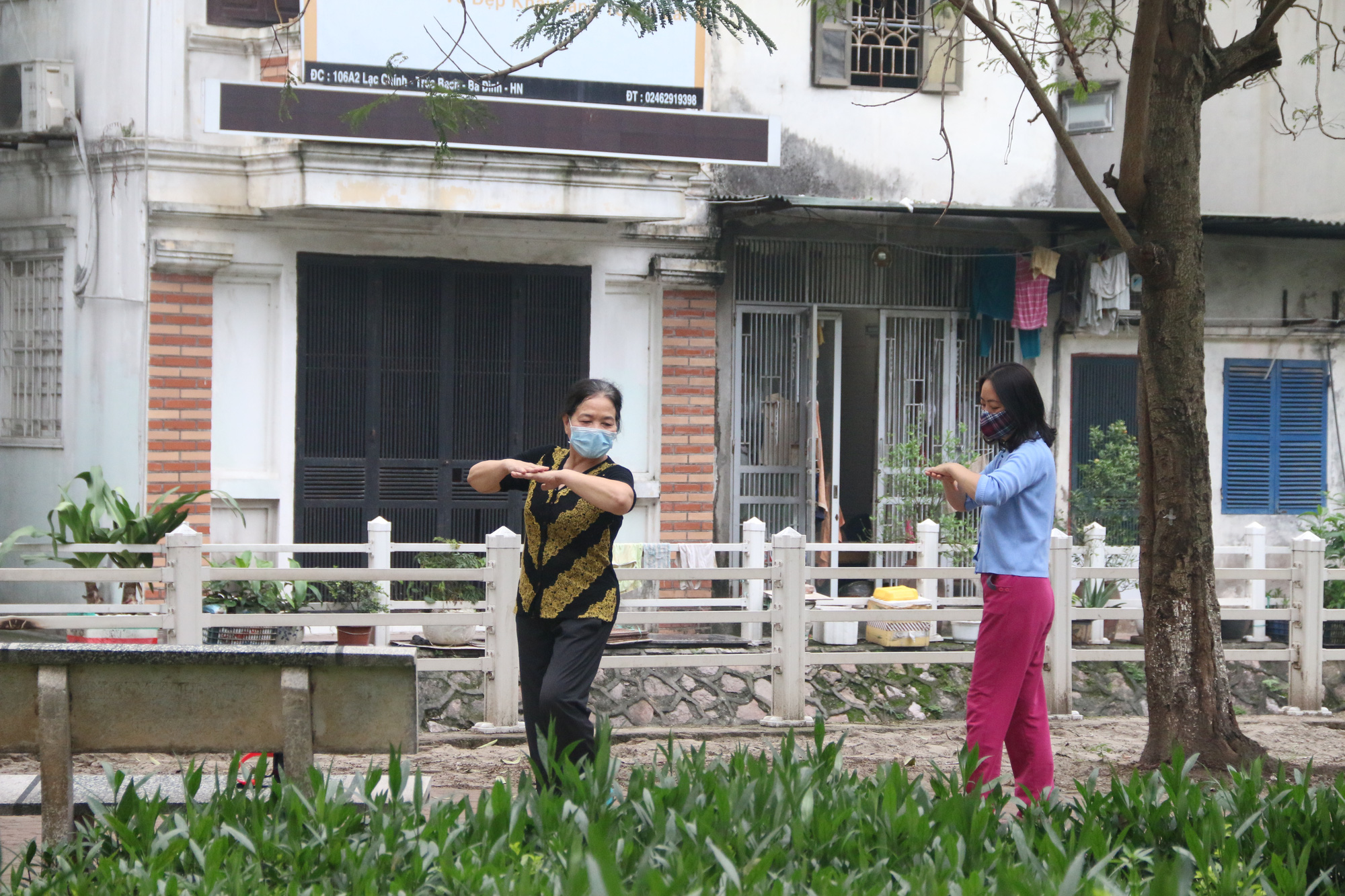 Nhịp sống trên phố Trúc Bạch ngày đầu hết cách li - Ảnh 9. Nhịp sống trên phố Trúc Bạch ngày đầu hết cách li - Ảnh 9.