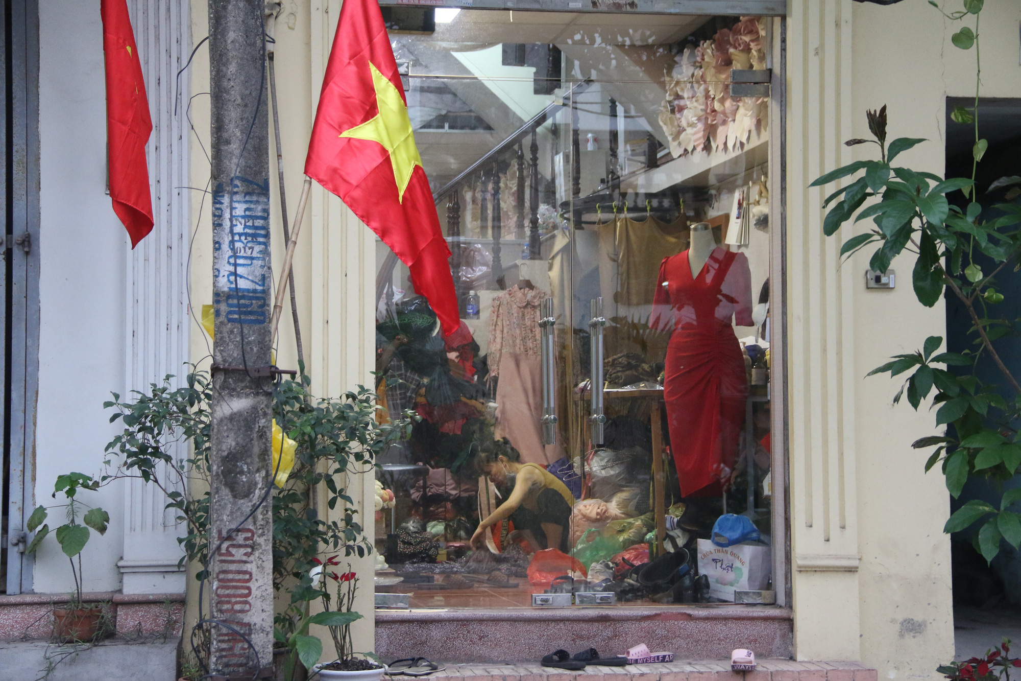 Nhịp sống trên phố Trúc Bạch ngày đầu hết cách li - Ảnh 10. Nhịp sống trên phố Trúc Bạch ngày đầu hết cách li - Ảnh 10.