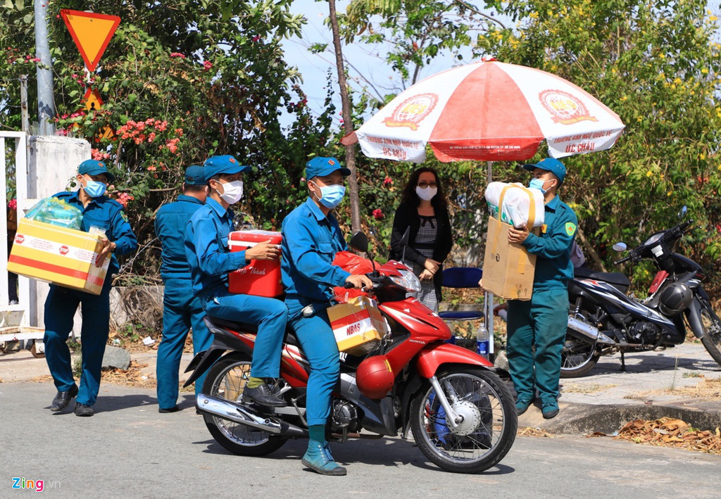 Xếp hàng chờ vào tiếp tế cho người cách li ở TP.HCM - Ảnh 5. Xếp hàng chờ vào tiếp tế cho người cách li ở TP.HCM - Ảnh 5.