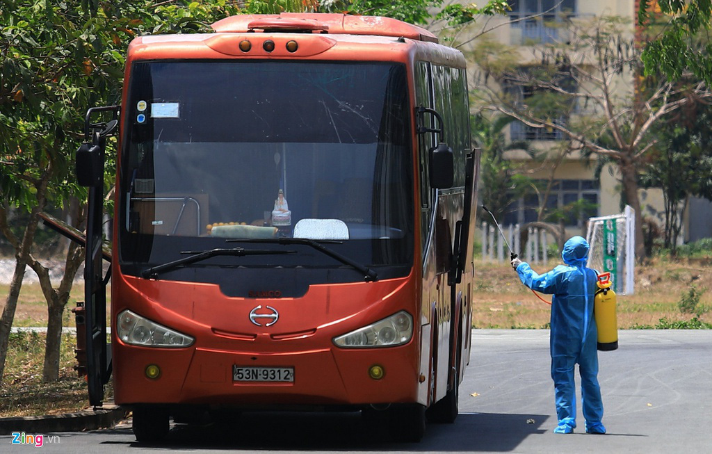 Xếp hàng chờ vào tiếp tế cho người cách li ở TP.HCM - Ảnh 9. Xếp hàng chờ vào tiếp tế cho người cách li ở TP.HCM - Ảnh 9.
