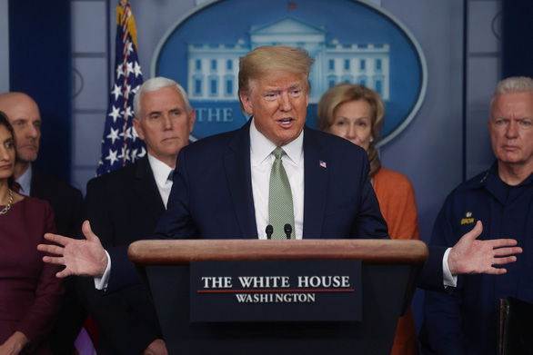 Trump yêu cầu các nhân viên chăm sóc y tế sát trùng và tái sử dụng khẩu trang - Ảnh 1. Trump yêu cầu các nhân viên chăm sóc y tế sát trùng và tái sử dụng khẩu trang - Ảnh 1.