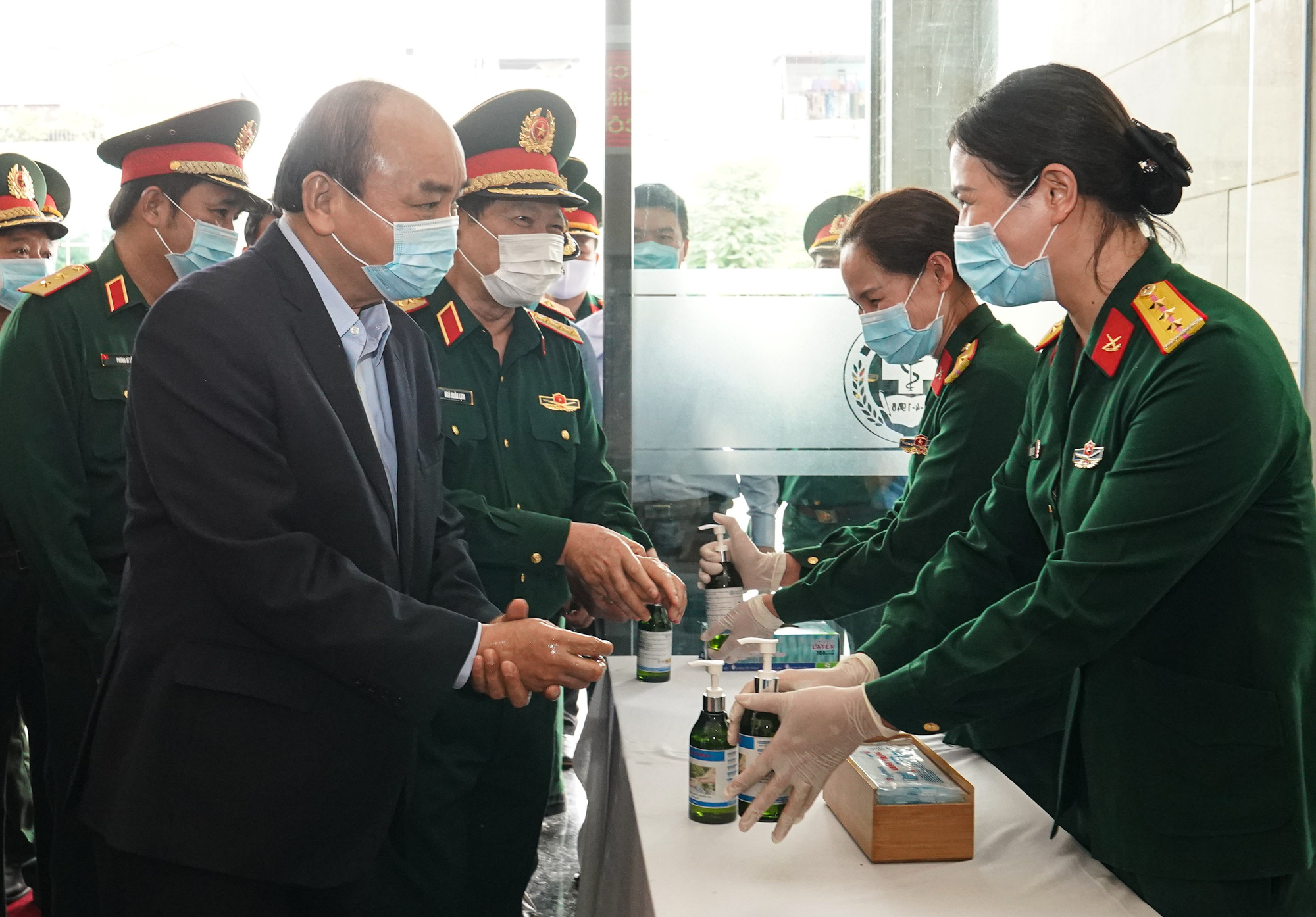 Thủ tướng Nguyễn Xuân Phúc kiểm tra phòng chống dịch Covid-19 trong quân đội - Ảnh 1. Thủ tướng Nguyễn Xuân Phúc kiểm tra phòng chống dịch Covid-19 trong quân đội - Ảnh 1.
