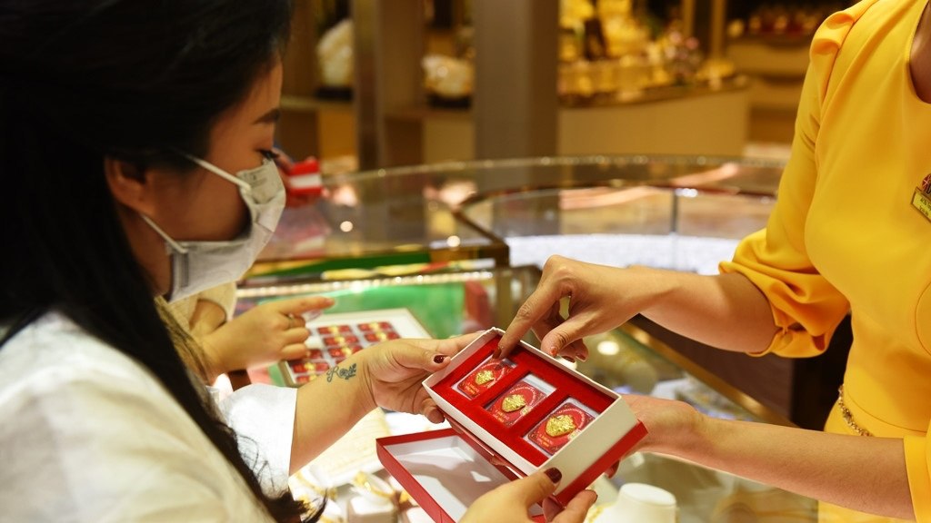 Méo mặt, lỗ nặng vì lướt sóng vàng, đầu tư kênh gì thời điểm này? - Ảnh 1. Méo mặt, lỗ nặng vì lướt sóng vàng, đầu tư kênh gì thời điểm này? - Ảnh 1.