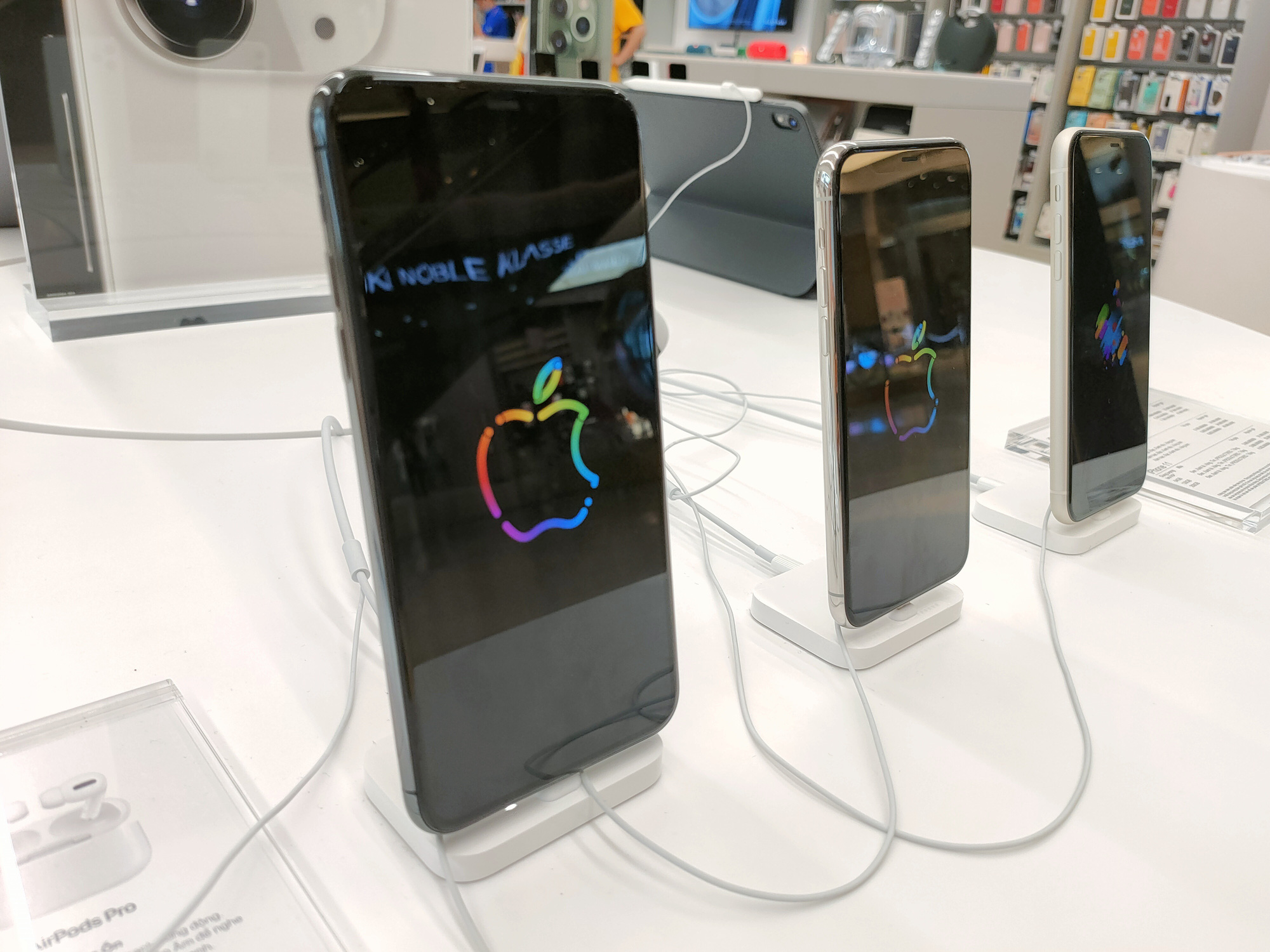 Điện thoại giảm giá tuần này: iPhone tiếp tục giảm nhẹ, Android tưng bừng khuyến mãi - Ảnh 1. Điện thoại giảm giá tuần này: iPhone tiếp tục giảm nhẹ, Android tưng bừng khuyến mãi - Ảnh 1.