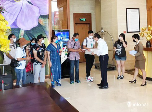 Đà Nẵng: Khách nước ngoài vỡ òa niềm vui hoàn thành 2 tuần cách li tại KS Vanda - Ảnh 1. Đà Nẵng: Khách nước ngoài vỡ òa niềm vui hoàn thành 2 tuần cách li tại KS Vanda - Ảnh 1.