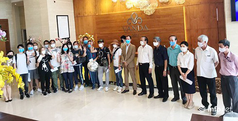 Đà Nẵng: Khách nước ngoài vỡ òa niềm vui hoàn thành 2 tuần cách li tại KS Vanda - Ảnh 2. Đà Nẵng: Khách nước ngoài vỡ òa niềm vui hoàn thành 2 tuần cách li tại KS Vanda - Ảnh 2.