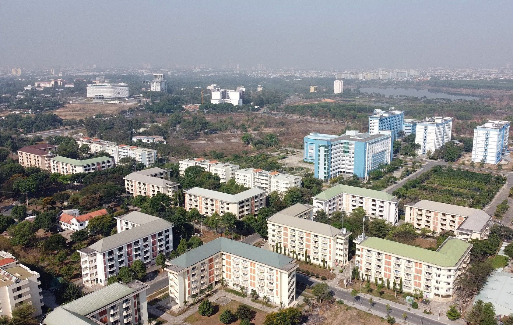 Toàn cảnh khu kí túc xá hiện đại nhất Việt Nam, được TP HCM trưng dụng làm nơi cách li tập trung phòng chống Covid-19 - Ảnh 1. Toàn cảnh khu kí túc xá hiện đại nhất Việt Nam, được TP HCM trưng dụng làm nơi cách li tập trung phòng chống Covid-19 - Ảnh 1.