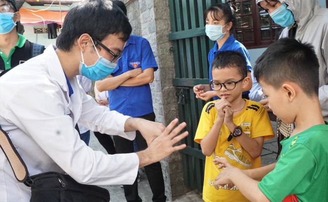 Sinh viên ngành y ra quân hỗ trợ TP HCM phòng chống dịch - Ảnh 1. Sinh viên ngành y ra quân hỗ trợ TP HCM phòng chống dịch - Ảnh 1.