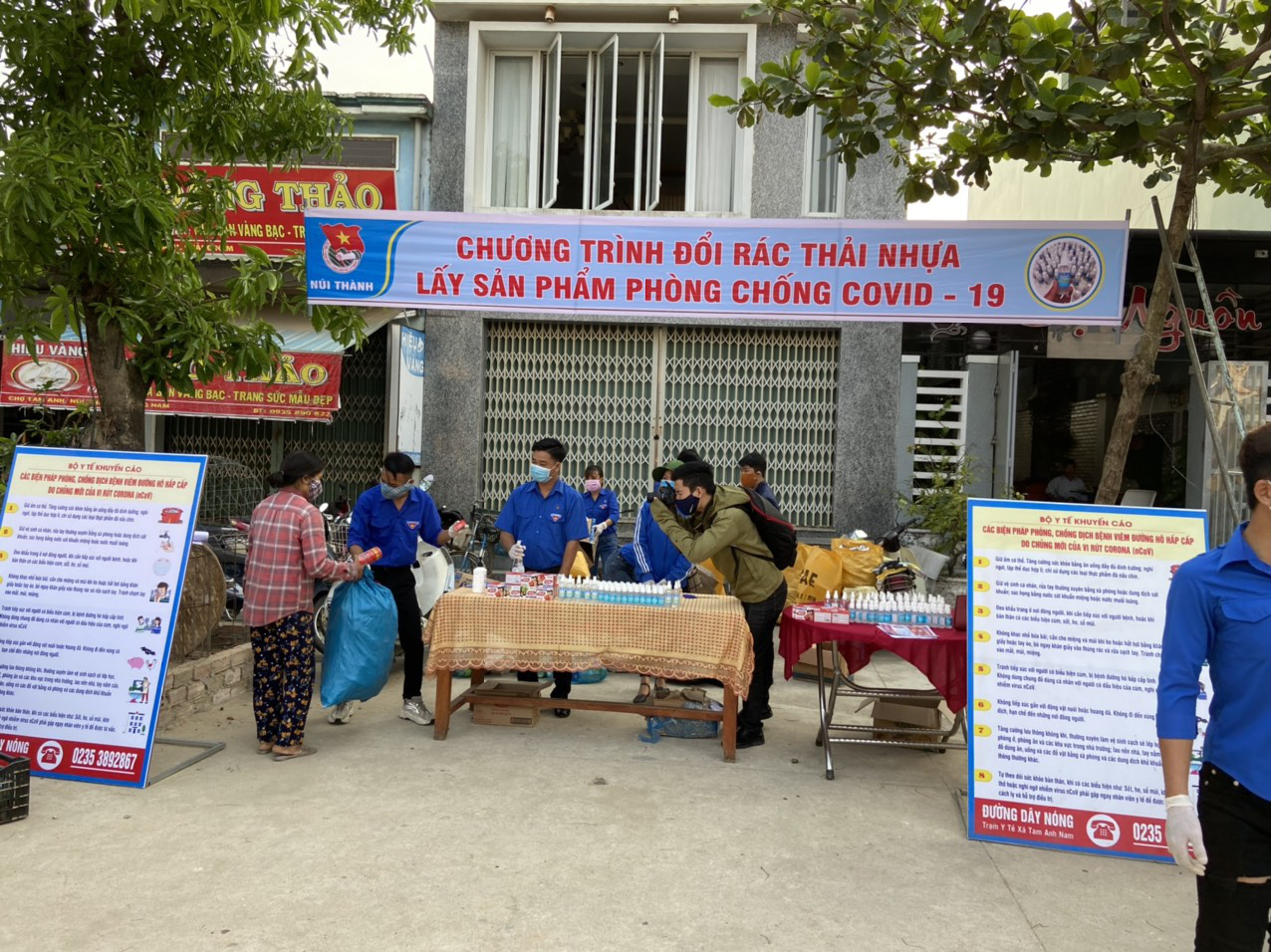 Người dân Quảng Nam đổi rác thải lấy nước rửa tay, xà phòng chống dịch Covid-19 - Ảnh 1. Người dân Quảng Nam đổi rác thải lấy nước rửa tay, xà phòng chống dịch Covid-19 - Ảnh 1.
