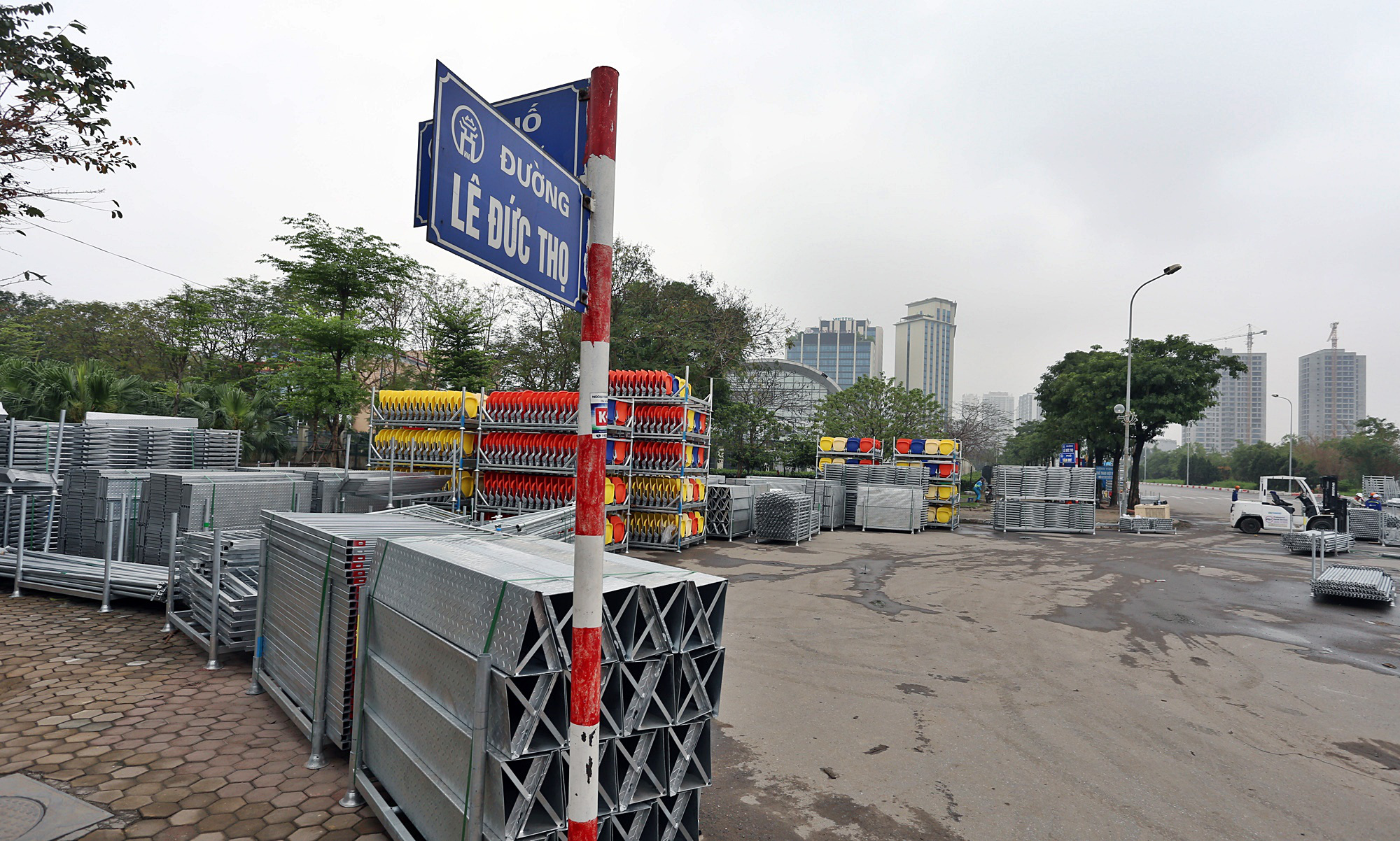 Hoãn đua F1 Hà Nội vì dịch Covid-19, khán đài di động bị tháo dỡ - Ảnh 15. Hoãn đua F1 Hà Nội vì dịch Covid-19, khán đài di động bị tháo dỡ - Ảnh 15.
