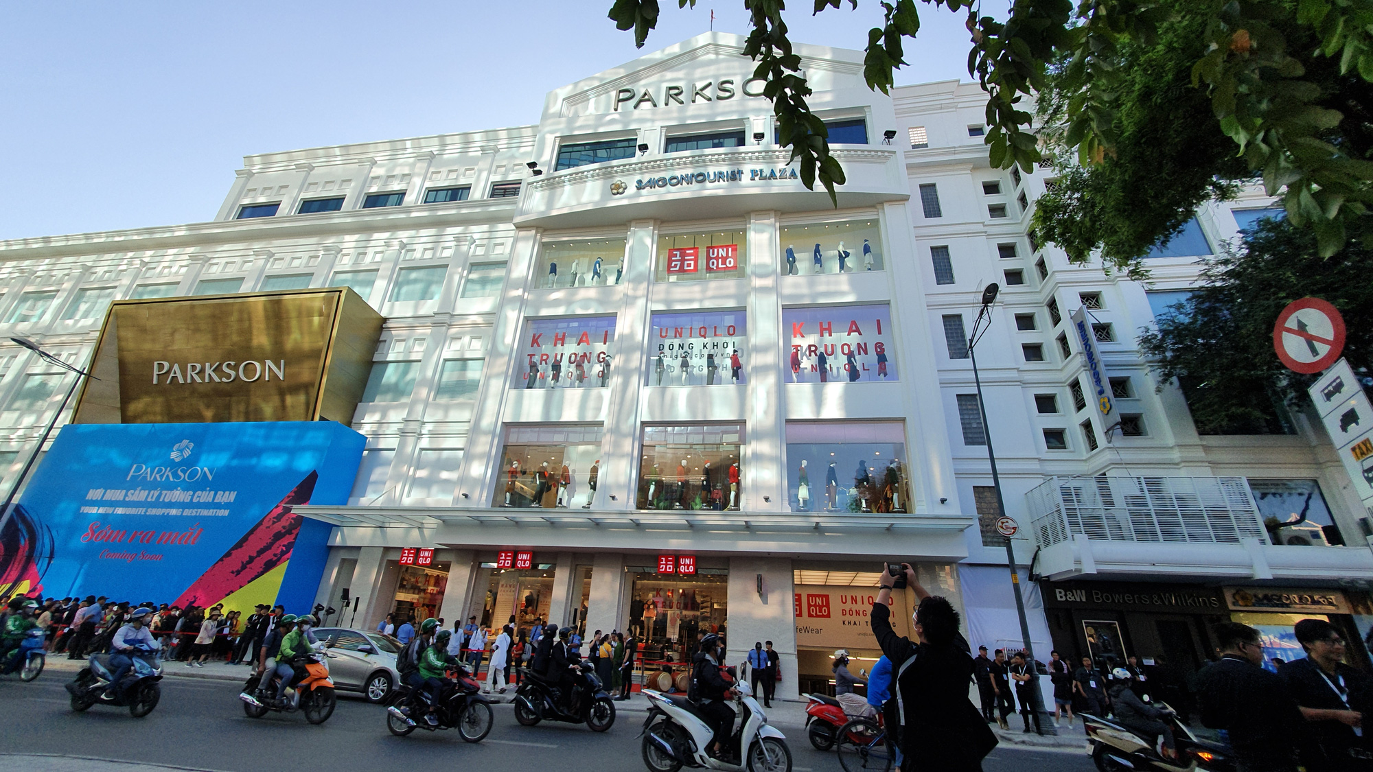 Uniqlo khai trương cửa hàng thứ 2 tại TP HCM giữa mùa dịch Covid-19 - Ảnh 1. Uniqlo khai trương cửa hàng thứ 2 tại TP HCM giữa mùa dịch Covid-19 - Ảnh 1.