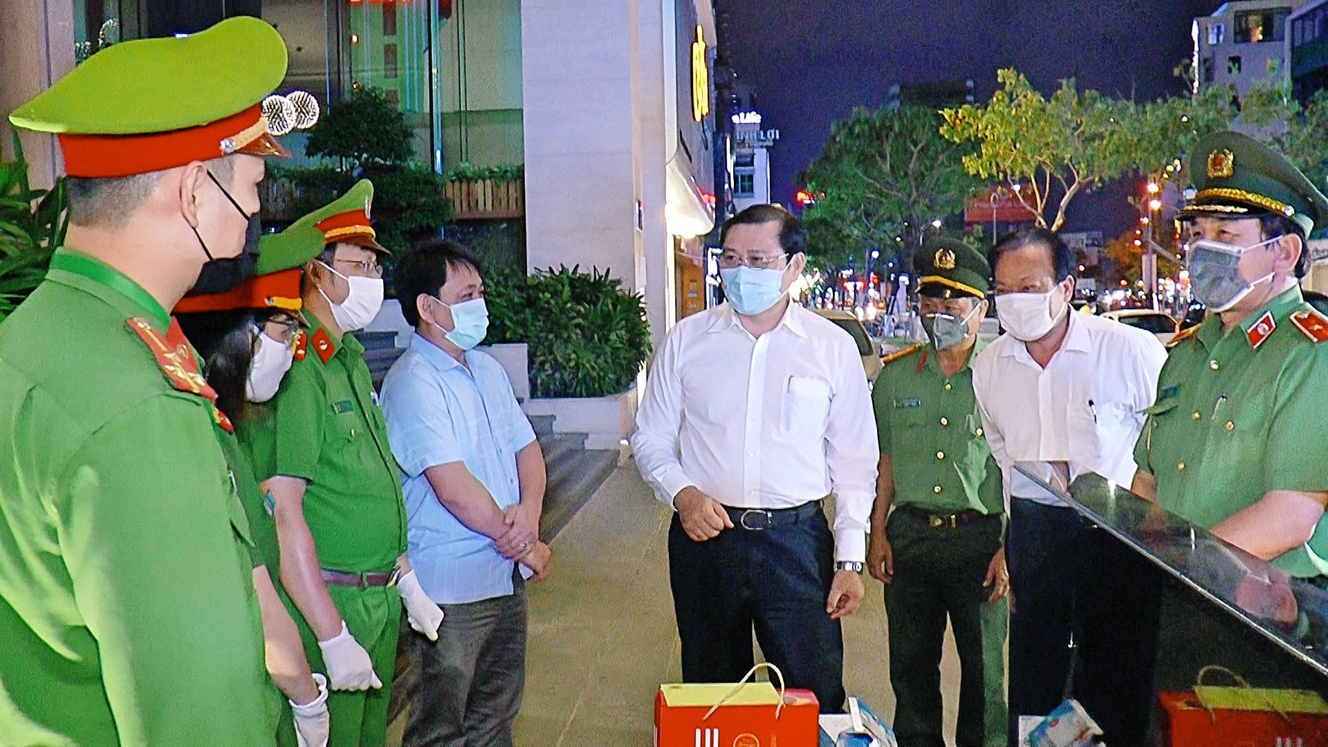 Đà Nẵng đưa sách vào các khu cách li để người dân đọc cho đỡ nhàm chán - Ảnh 1. Đà Nẵng đưa sách vào các khu cách li để người dân đọc cho đỡ nhàm chán - Ảnh 1.