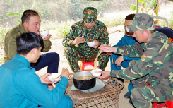 Hơn 10.000 cán bộ chiến sĩ ngủ bạt, nằm rừng chống dịch, nhường giường cho người cách li