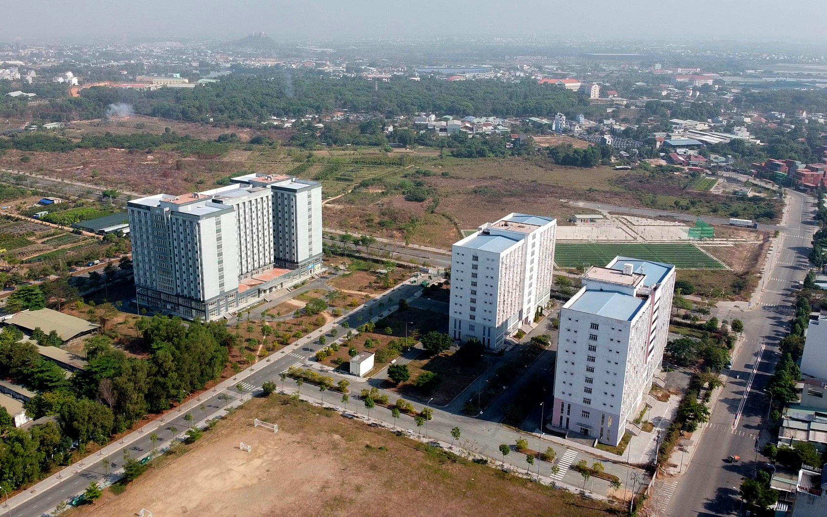 Hàng trăm người đội nắng để gửi đồ cho thân nhân trong khu cách li tại kí túc xá Đại học Quốc gia TP HCM - Ảnh 1. Hàng trăm người đội nắng để gửi đồ cho thân nhân trong khu cách li tại kí túc xá Đại học Quốc gia TP HCM - Ảnh 1.
