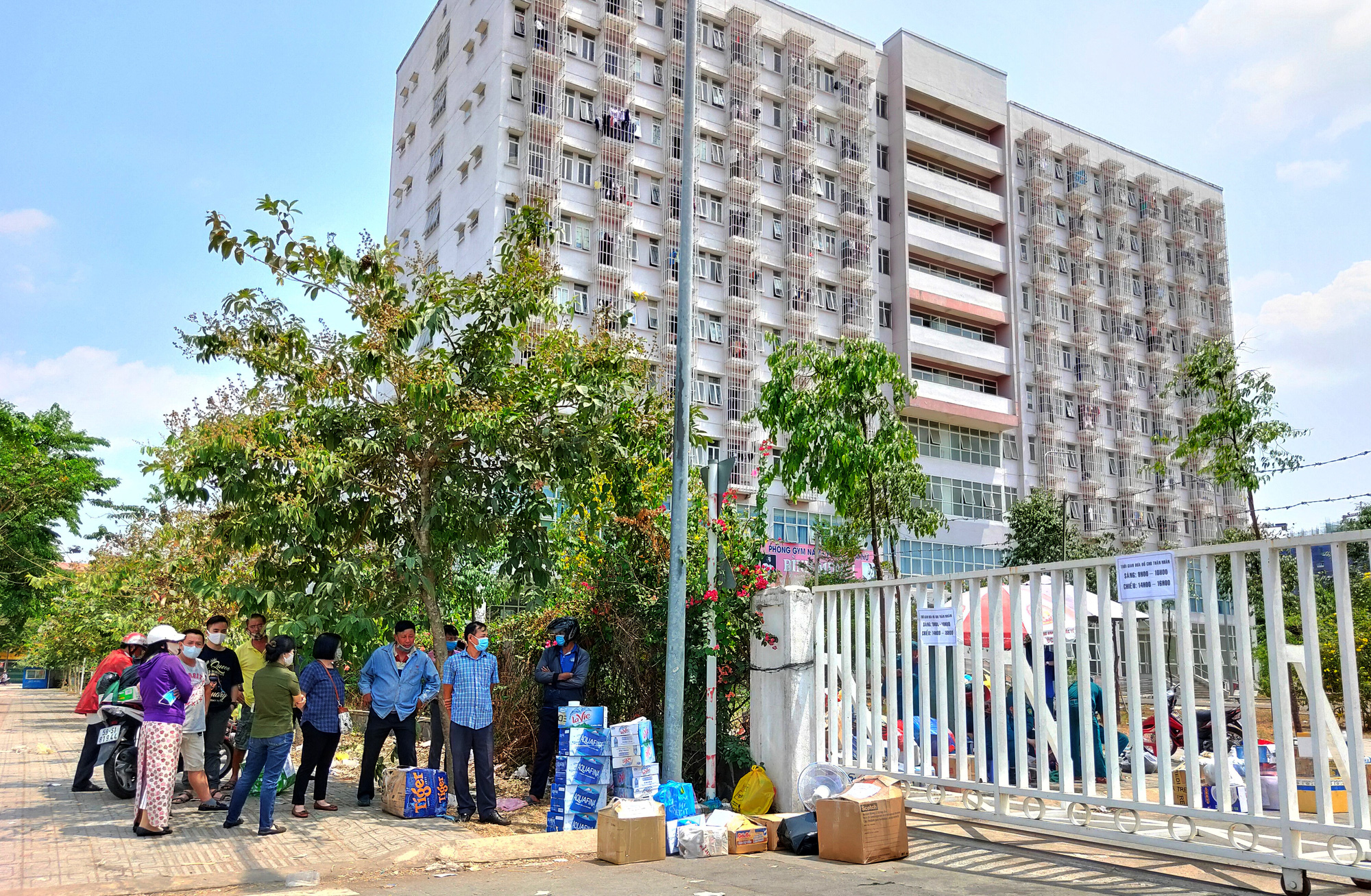 Hàng trăm người đội nắng để gửi đồ cho thân nhân trong khu cách li tại kí túc xá Đại học Quốc gia TP HCM - Ảnh 15. Hàng trăm người đội nắng để gửi đồ cho thân nhân trong khu cách li tại kí túc xá Đại học Quốc gia TP HCM - Ảnh 15.