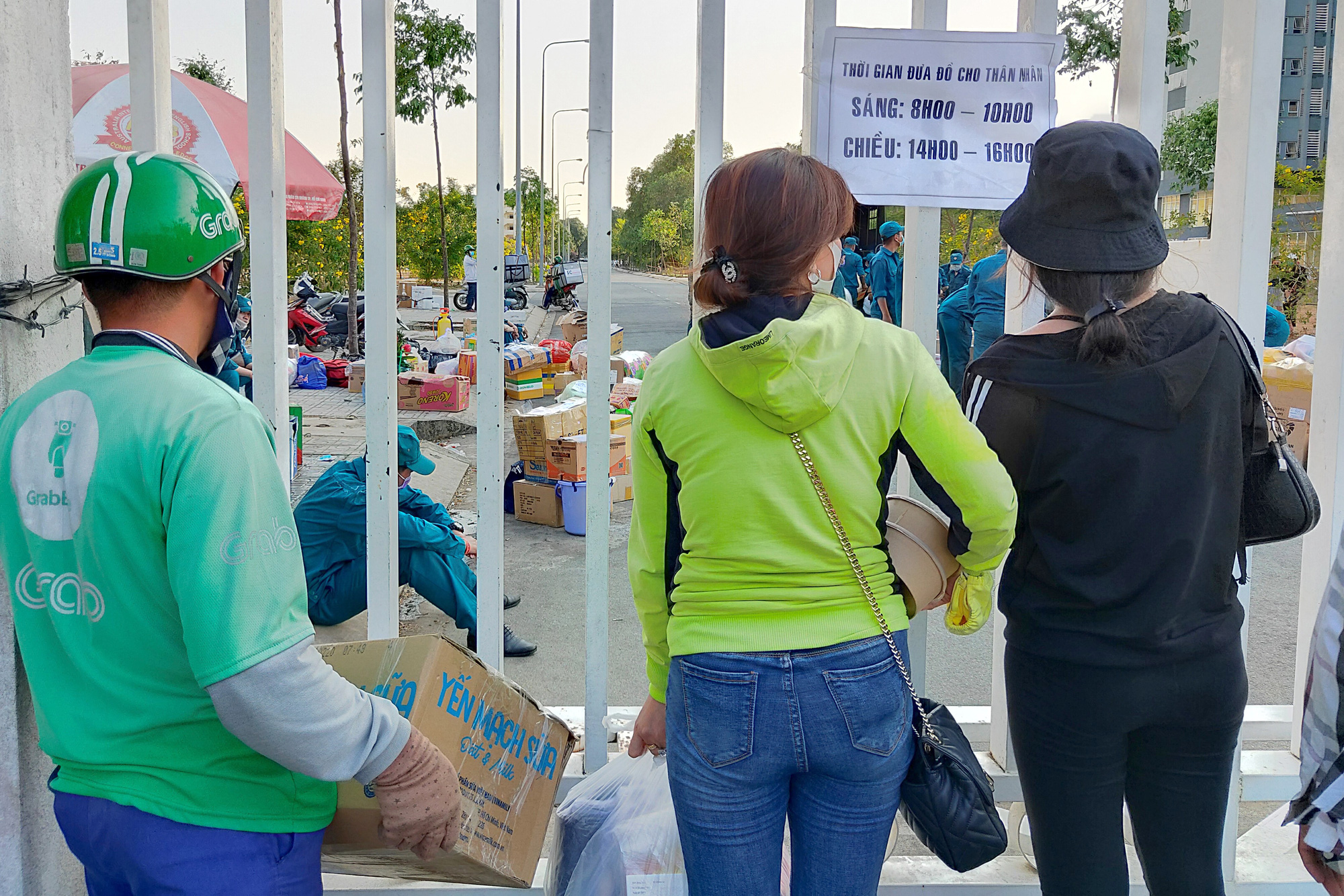Hàng trăm người đội nắng để gửi đồ cho thân nhân trong khu cách li tại kí túc xá Đại học Quốc gia TP HCM - Ảnh 17. Hàng trăm người đội nắng để gửi đồ cho thân nhân trong khu cách li tại kí túc xá Đại học Quốc gia TP HCM - Ảnh 17.