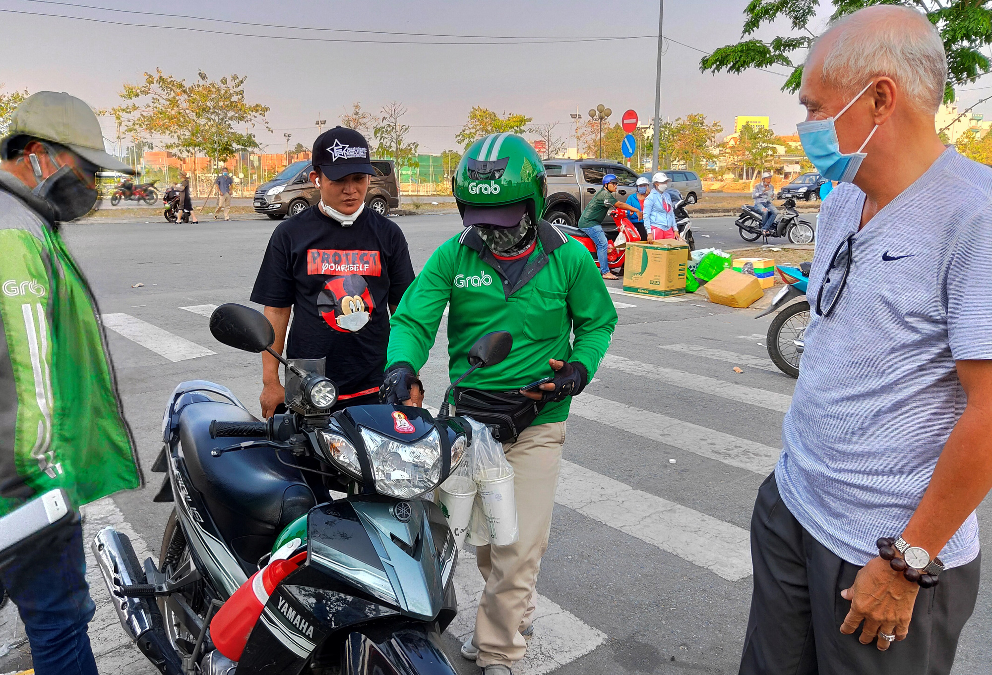 Hàng trăm người đội nắng để gửi đồ cho thân nhân trong khu cách li tại kí túc xá Đại học Quốc gia TP HCM - Ảnh 18. Hàng trăm người đội nắng để gửi đồ cho thân nhân trong khu cách li tại kí túc xá Đại học Quốc gia TP HCM - Ảnh 18.