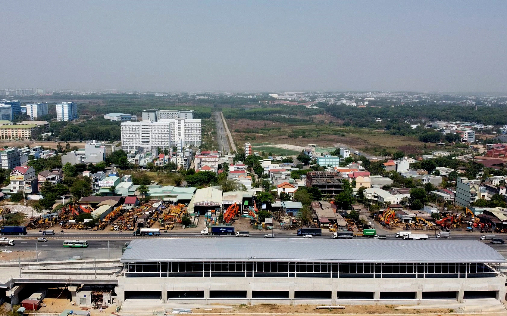 Hàng trăm người đội nắng để gửi đồ cho thân nhân trong khu cách li tại kí túc xá Đại học Quốc gia TP HCM - Ảnh 2. Hàng trăm người đội nắng để gửi đồ cho thân nhân trong khu cách li tại kí túc xá Đại học Quốc gia TP HCM - Ảnh 2.