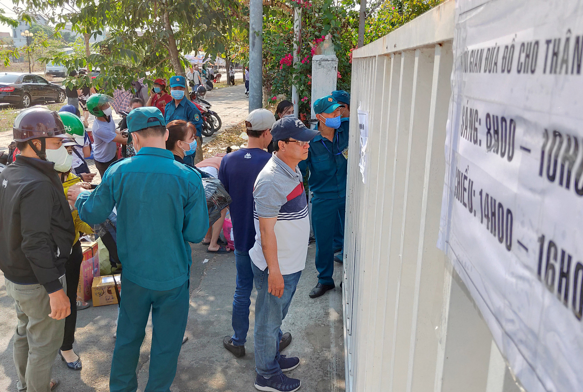 Hàng trăm người đội nắng để gửi đồ cho thân nhân trong khu cách li tại kí túc xá Đại học Quốc gia TP HCM - Ảnh 6. Hàng trăm người đội nắng để gửi đồ cho thân nhân trong khu cách li tại kí túc xá Đại học Quốc gia TP HCM - Ảnh 6.