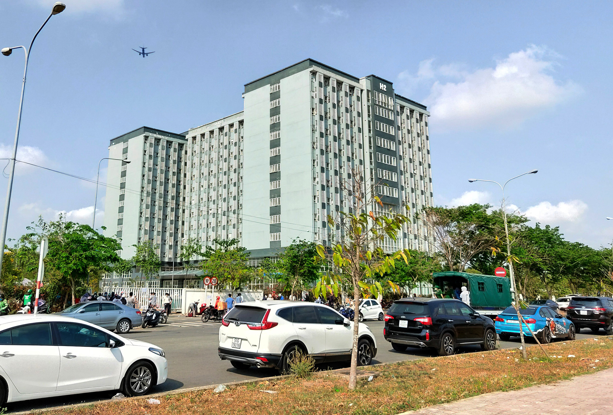 Hàng trăm người đội nắng để gửi đồ cho thân nhân trong khu cách li tại kí túc xá Đại học Quốc gia TP HCM - Ảnh 7. Hàng trăm người đội nắng để gửi đồ cho thân nhân trong khu cách li tại kí túc xá Đại học Quốc gia TP HCM - Ảnh 7.