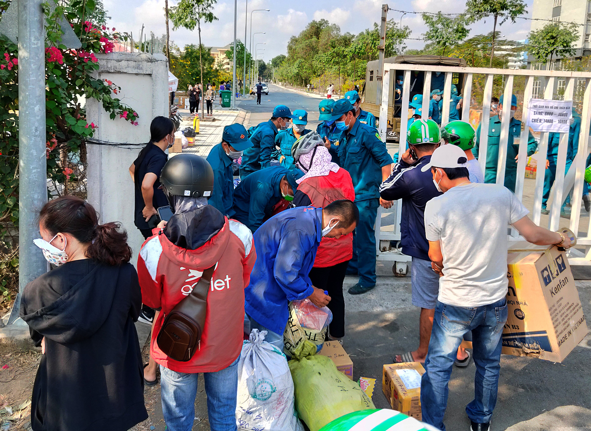 Hàng trăm người đội nắng để gửi đồ cho thân nhân trong khu cách li tại kí túc xá Đại học Quốc gia TP HCM - Ảnh 10. Hàng trăm người đội nắng để gửi đồ cho thân nhân trong khu cách li tại kí túc xá Đại học Quốc gia TP HCM - Ảnh 10.