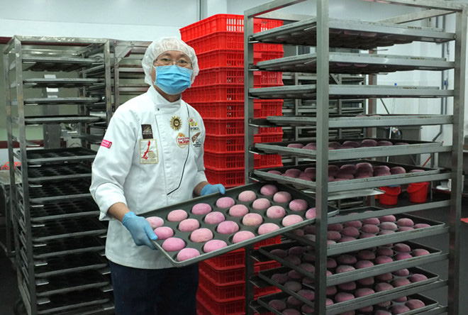 Vua bánh mì Kao Siêu Lực làm bánh siêu dinh dưỡng từ quả óc chó, nho Mỹ tặng y bác sĩ chống Covid-19 - Ảnh 2. Vua bánh mì Kao Siêu Lực làm bánh siêu dinh dưỡng từ quả óc chó, nho Mỹ tặng y bác sĩ chống Covid-19 - Ảnh 2.