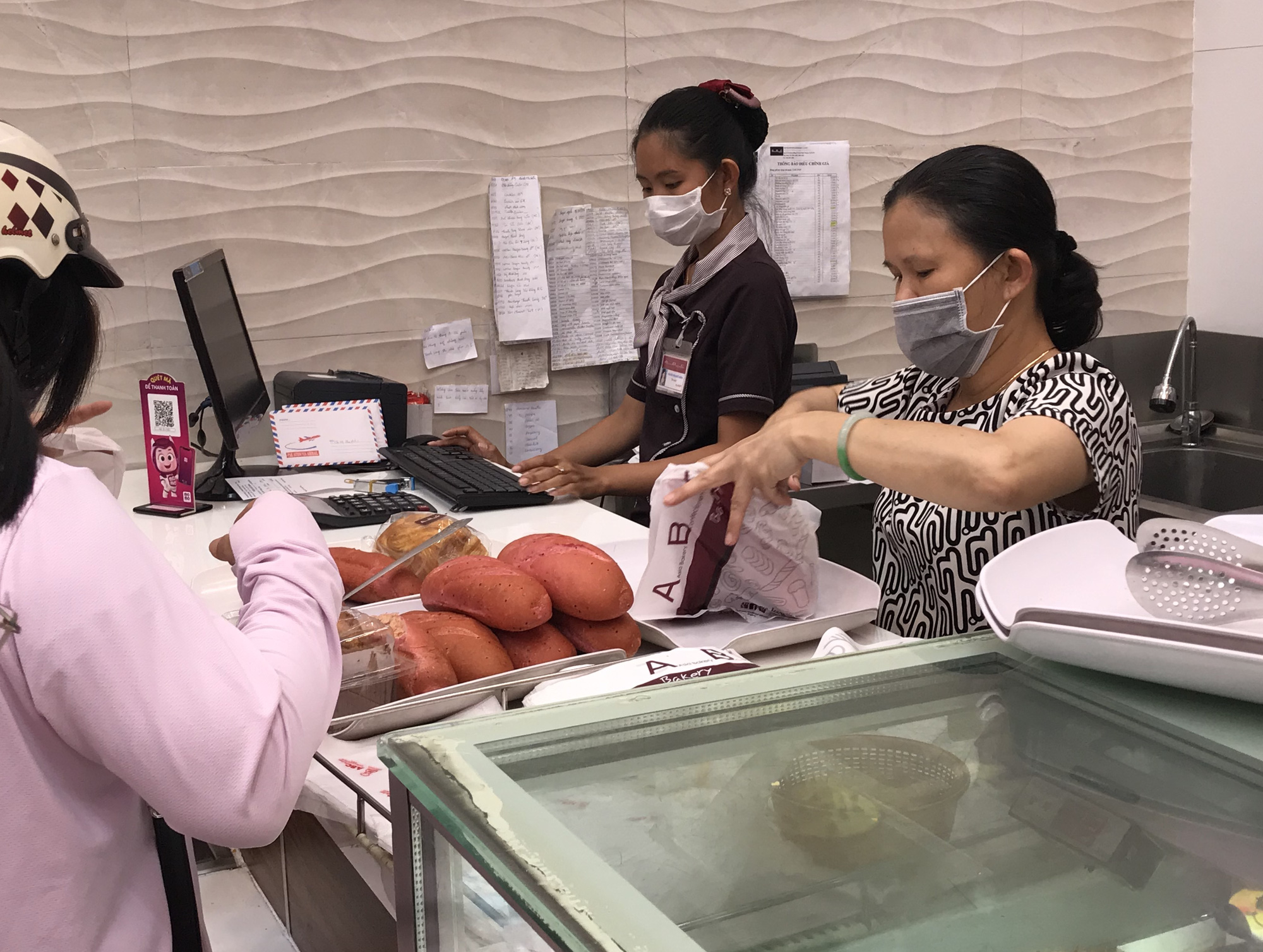 Vua bánh mì Kao Siêu Lực làm bánh siêu dinh dưỡng từ quả óc chó, nho Mỹ tặng y bác sĩ chống Covid-19 - Ảnh 3. Vua bánh mì Kao Siêu Lực làm bánh siêu dinh dưỡng từ quả óc chó, nho Mỹ tặng y bác sĩ chống Covid-19 - Ảnh 3.