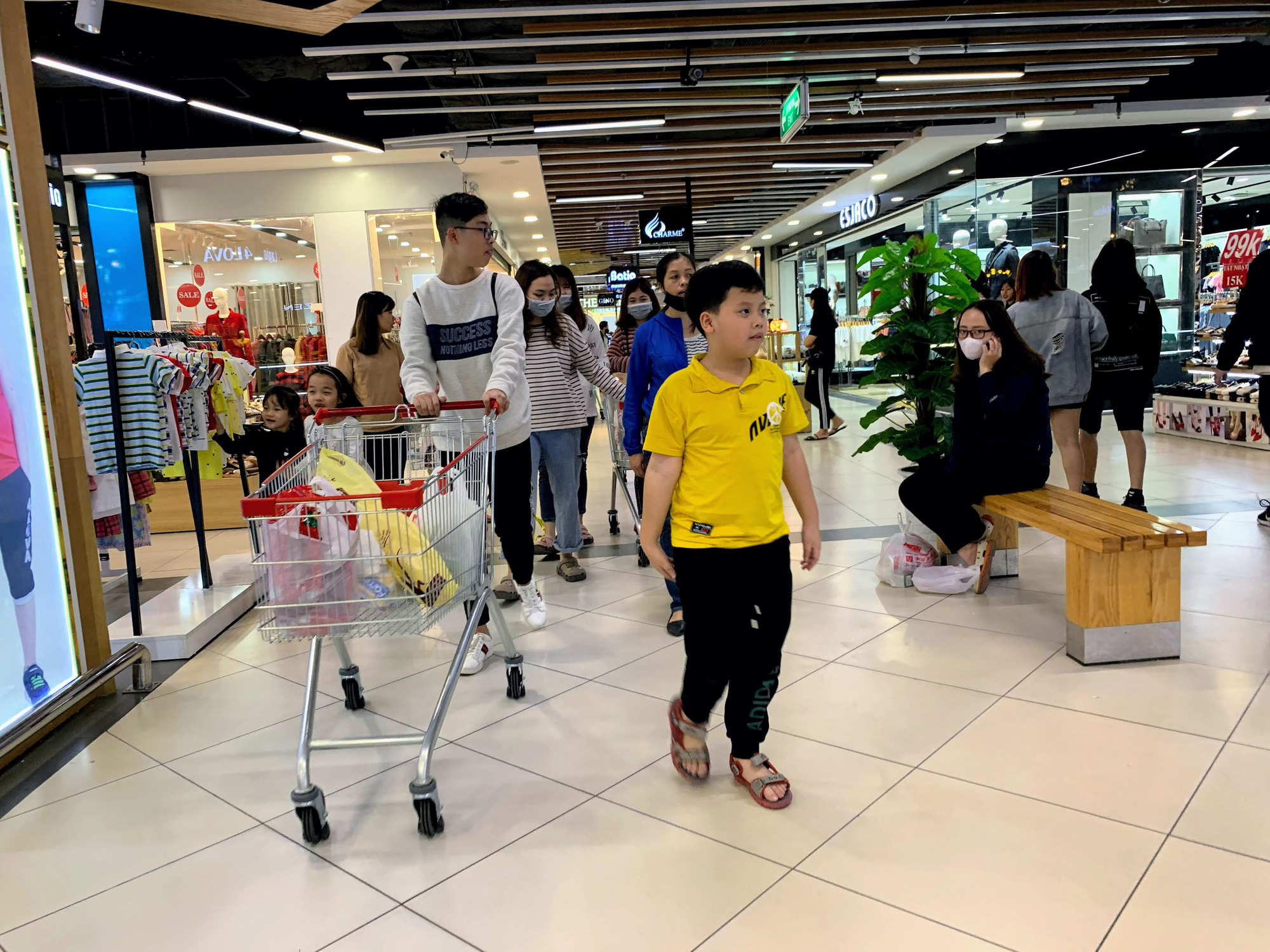 17 người nhiễm Covid - 19 được chữa khỏi, người dân lạc quan quay trở lại mua sắm trong siêu thị, trung tâm thương mại - Ảnh 1. 17 người nhiễm Covid - 19 được chữa khỏi, người dân lạc quan quay trở lại mua sắm trong siêu thị, trung tâm thương mại - Ảnh 1.