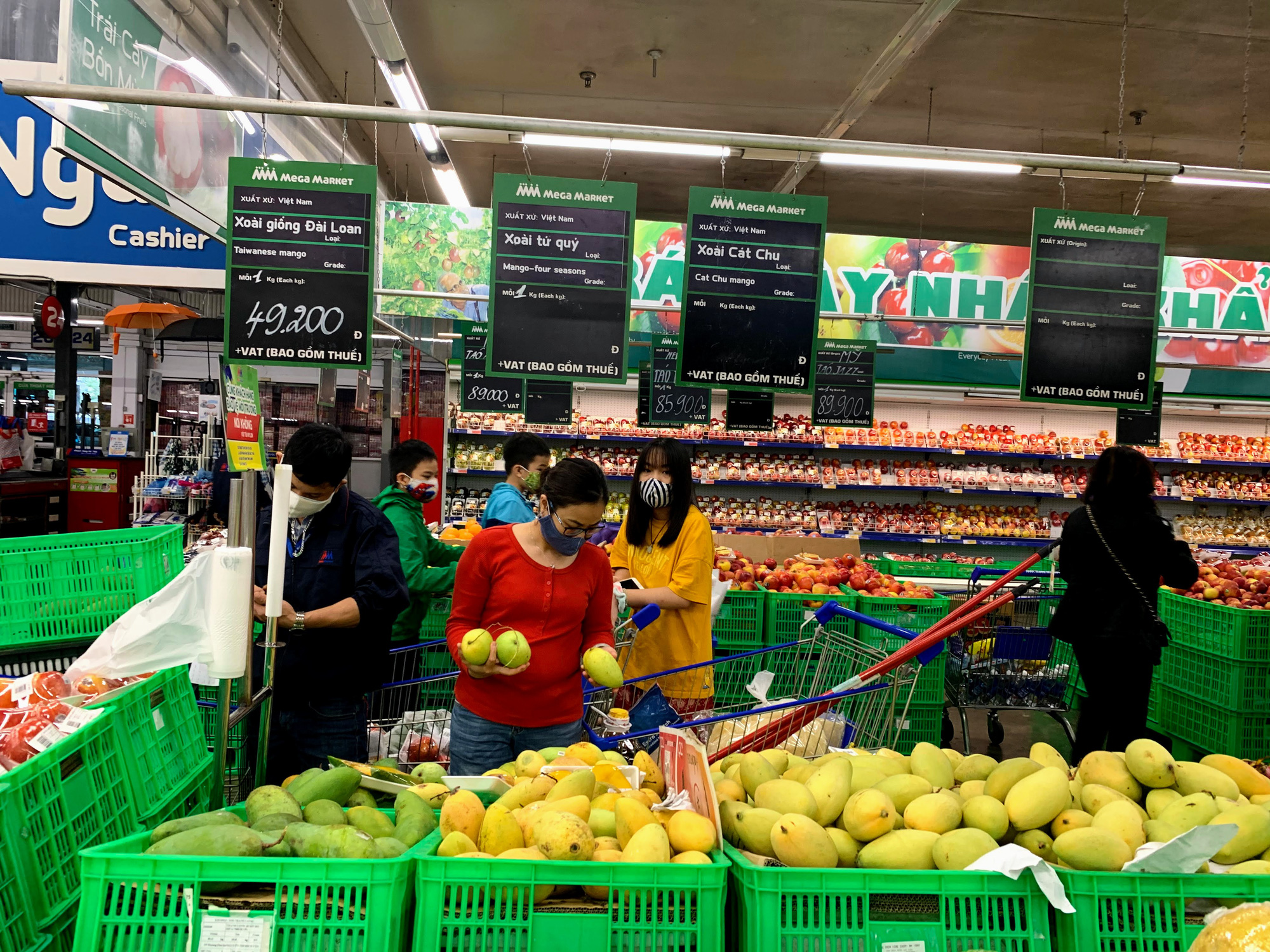 17 người nhiễm Covid - 19 được chữa khỏi, người dân lạc quan quay trở lại mua sắm trong siêu thị, trung tâm thương mại - Ảnh 7. 17 người nhiễm Covid - 19 được chữa khỏi, người dân lạc quan quay trở lại mua sắm trong siêu thị, trung tâm thương mại - Ảnh 7.
