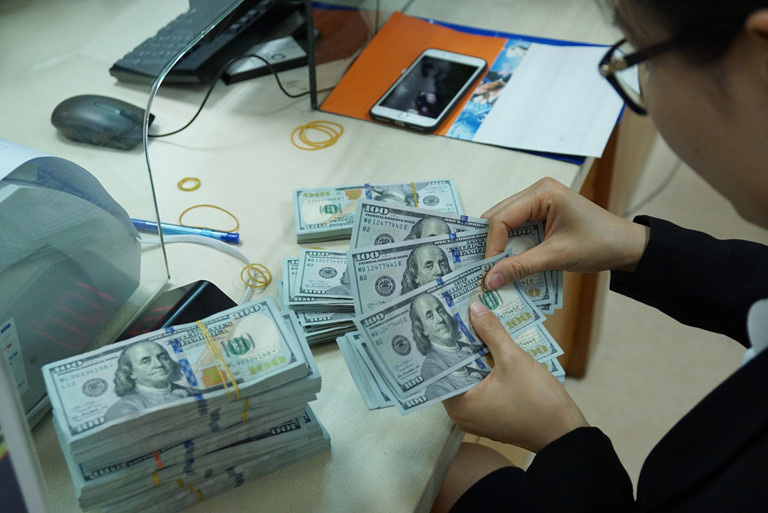 Giá USD vọt tăng hơn 23.600, Ngân hàng Nhà nước khẳng định sẵn sàng bán giá thấp, can thiệp thị trường khi cần thiết - Ảnh 2.
