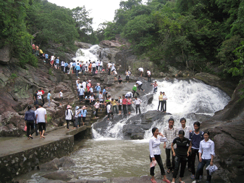Bắc Giang tạm dừng đón khách tham quan và hoạt động kinh doanh dịch vụ - Ảnh 1. Bắc Giang tạm dừng đón khách tham quan và hoạt động kinh doanh dịch vụ - Ảnh 1.