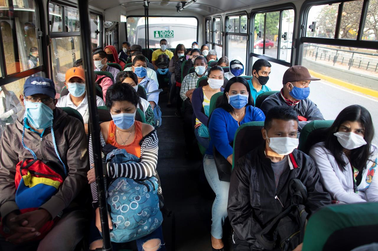 Sau phong tỏa toàn quốc, Venezuela cấm doanh nghiệp sa thải nhân viên và hoãn thanh toán nợ tín dụng - Ảnh 3. Sau phong tỏa toàn quốc, Venezuela cấm doanh nghiệp sa thải nhân viên và hoãn thanh toán nợ tín dụng - Ảnh 3.