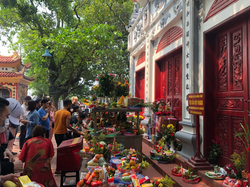 Người dân Hà Nội vẫn chen chân đi lễ Phủ Tây Hồ trong dịch Covid-19 - Ảnh 3. Người dân Hà Nội vẫn chen chân đi lễ Phủ Tây Hồ trong dịch Covid-19 - Ảnh 3.