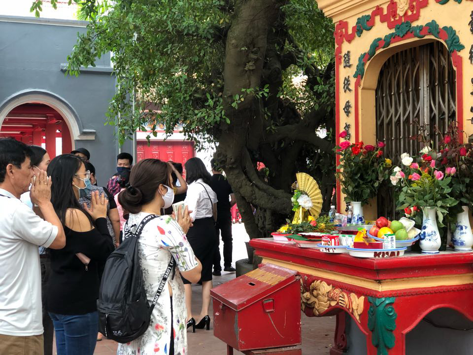 Người dân Hà Nội vẫn chen chân đi lễ Phủ Tây Hồ trong dịch Covid-19 - Ảnh 5. Người dân Hà Nội vẫn chen chân đi lễ Phủ Tây Hồ trong dịch Covid-19 - Ảnh 5.