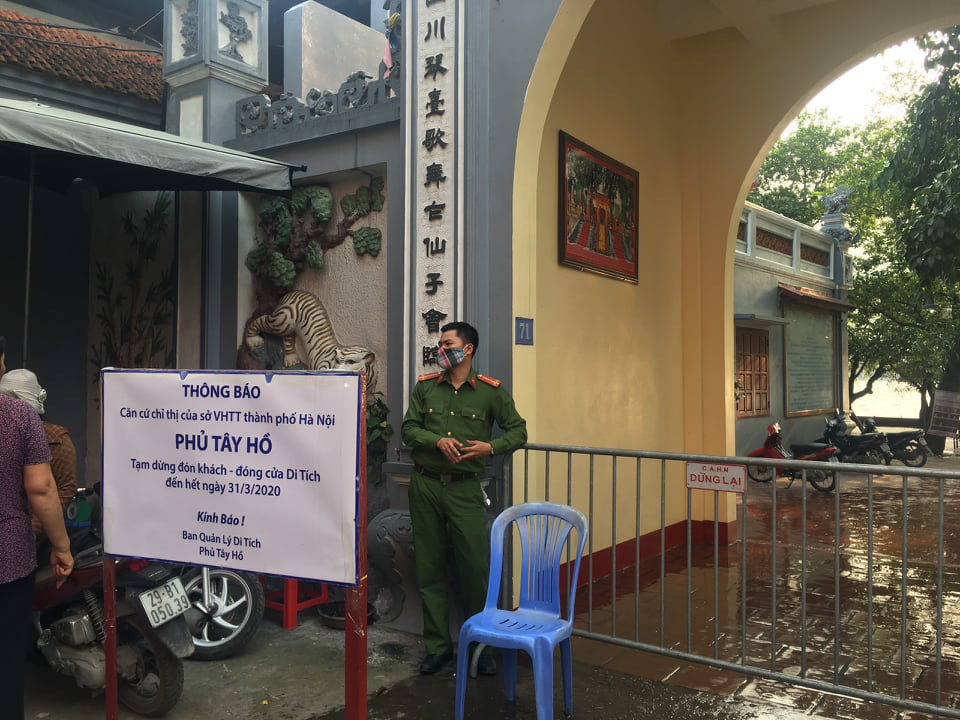 Người dân Hà Nội vẫn chen chân đi lễ Phủ Tây Hồ trong dịch Covid-19 - Ảnh 8. Người dân Hà Nội vẫn chen chân đi lễ Phủ Tây Hồ trong dịch Covid-19 - Ảnh 8.
