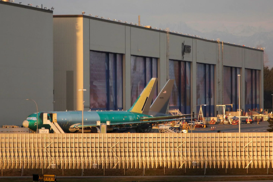 Hãng Boeing tạm dừng tất cả các hoạt động sản xuất tại khu vực Puget Sound trong vòng hai tuần - Ảnh 1. Hãng Boeing tạm dừng tất cả các hoạt động sản xuất tại khu vực Puget Sound trong vòng hai tuần - Ảnh 1.