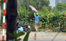 Khu cách li tập trung ở làng đại học TP HCM ngưng nhận vật dụng, nhiều người tìm cách lén đưa đồ qua hàng rào