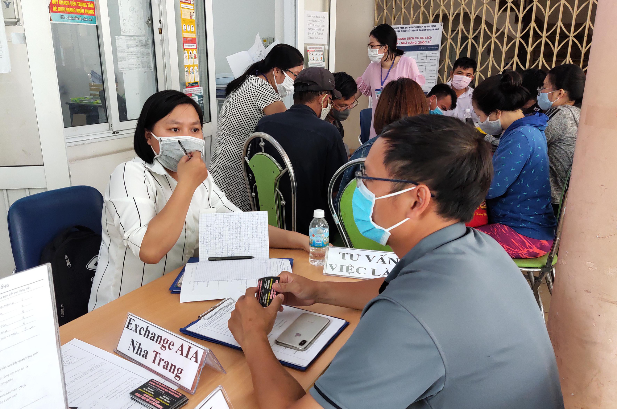 Khánh Hòa: Hàng nghìn lao động mất việc, nhân viên Trung tâm Dịch vụ việc làm mướt mồ hôi giải quyết hồ sơ - Ảnh 3. Khánh Hòa: Hàng nghìn lao động mất việc, nhân viên Trung tâm Dịch vụ việc làm mướt mồ hôi giải quyết hồ sơ - Ảnh 3.