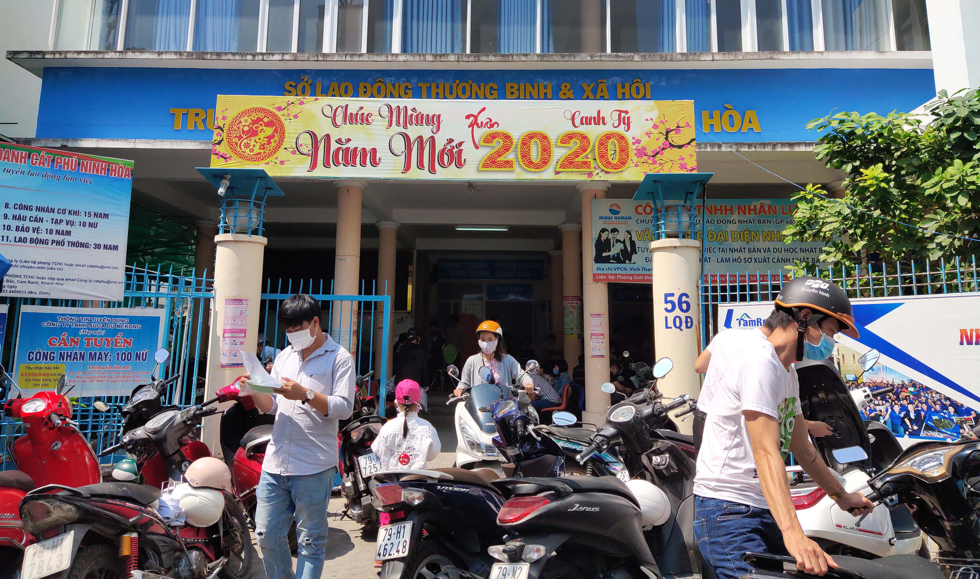 Khánh Hòa: Hàng nghìn lao động mất việc, nhân viên Trung tâm Dịch vụ việc làm mướt mồ hôi giải quyết hồ sơ - Ảnh 1. Khánh Hòa: Hàng nghìn lao động mất việc, nhân viên Trung tâm Dịch vụ việc làm mướt mồ hôi giải quyết hồ sơ - Ảnh 1.