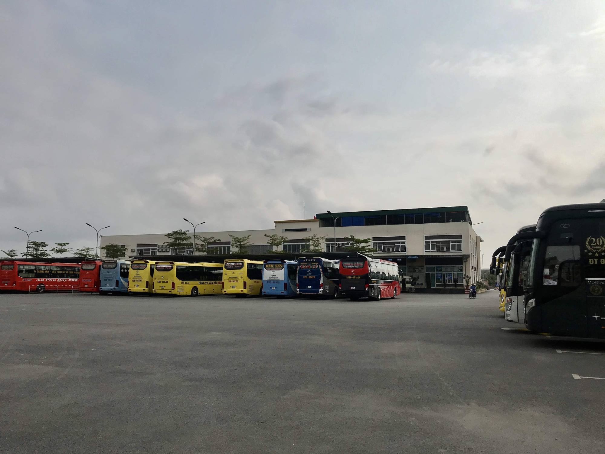 Nghệ An: Nhà xe bình thường chạy 8-10 chuyến một ngày, nay chỉ chạy 2 chuyến vẫn không kín khách - Ảnh 18. Nghệ An: Nhà xe bình thường chạy 8-10 chuyến một ngày, nay chỉ chạy 2 chuyến vẫn không kín khách - Ảnh 18.