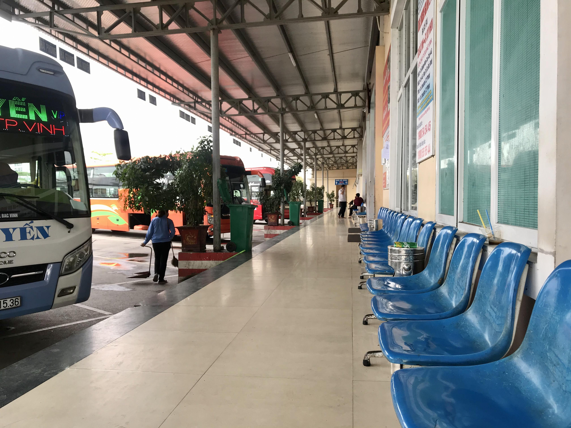 Nghệ An: Nhà xe bình thường chạy 8-10 chuyến một ngày, nay chỉ chạy 2 chuyến vẫn không kín khách - Ảnh 20. Nghệ An: Nhà xe bình thường chạy 8-10 chuyến một ngày, nay chỉ chạy 2 chuyến vẫn không kín khách - Ảnh 20.