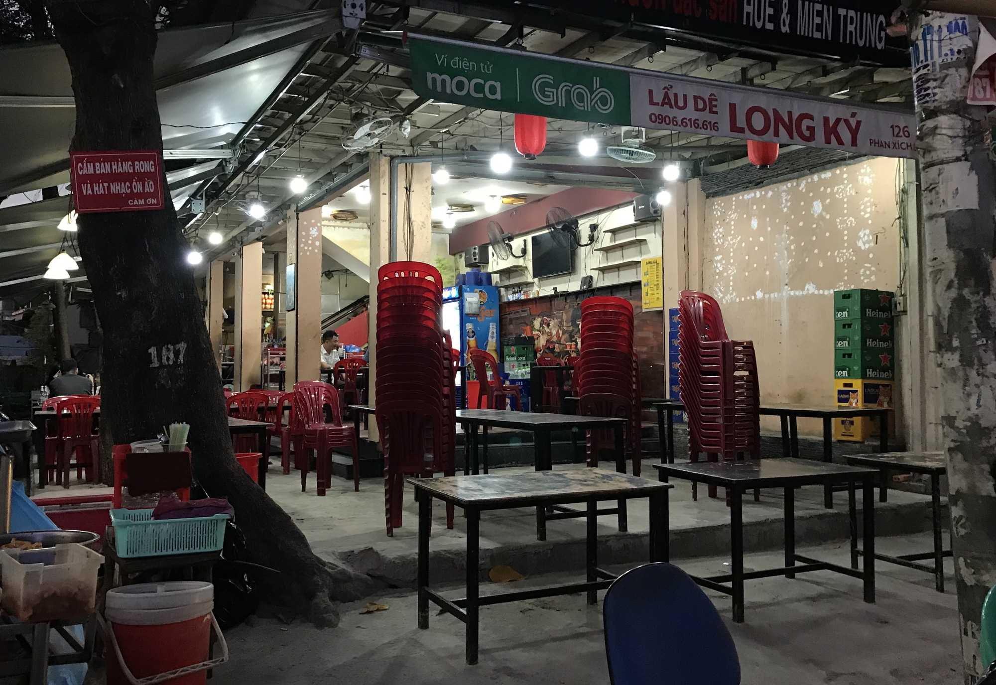Nhà hàng, quán ăn Sài Gòn vội vàng đóng cửa phòng Covid-19 sau quyết định của UBND TP - Ảnh 3. Nhà hàng, quán ăn Sài Gòn vội vàng đóng cửa phòng Covid-19 sau quyết định của UBND TP - Ảnh 3.