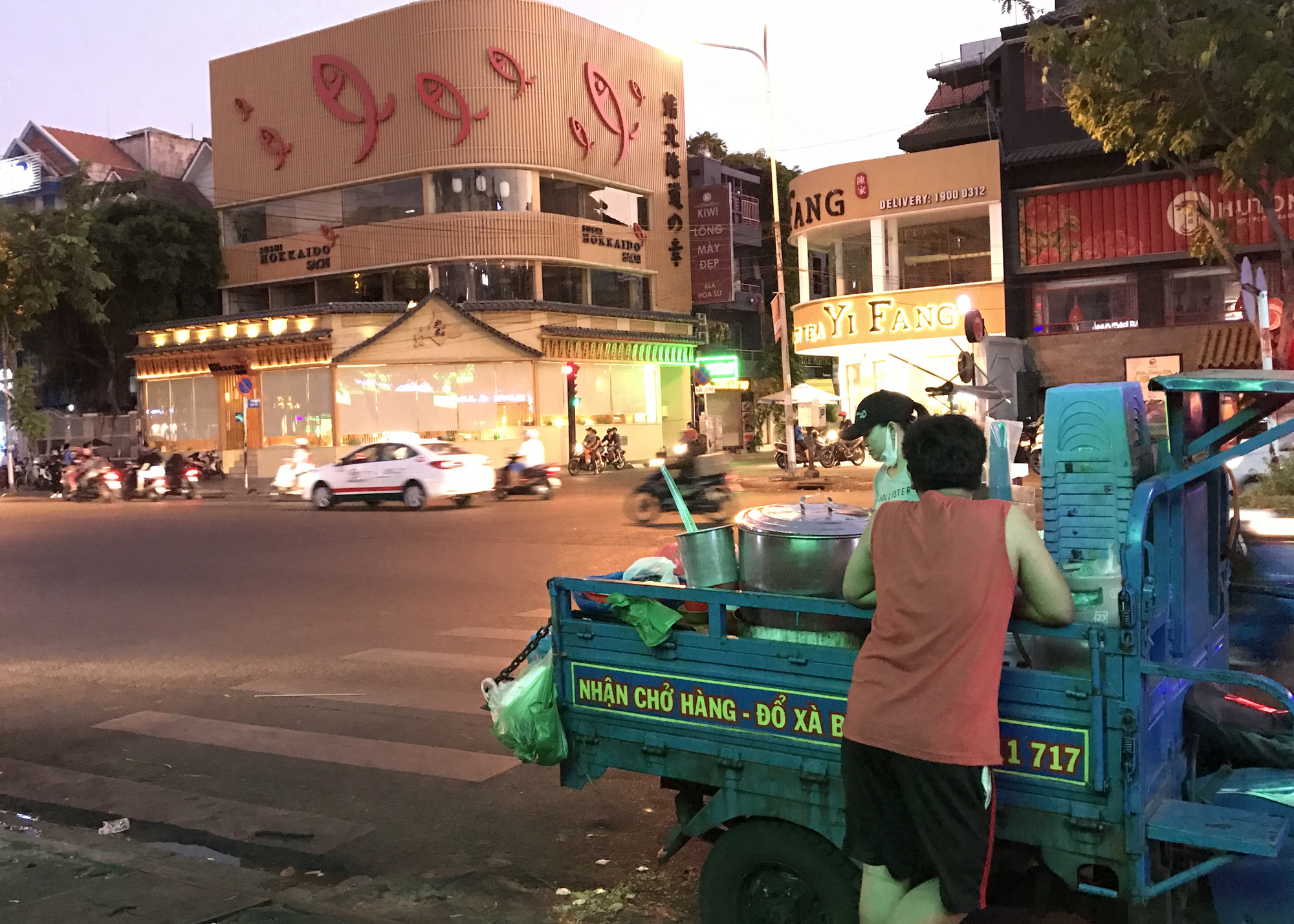 Nhà hàng, quán ăn Sài Gòn vội vàng đóng cửa phòng Covid-19 sau quyết định của UBND TP - Ảnh 5. Nhà hàng, quán ăn Sài Gòn vội vàng đóng cửa phòng Covid-19 sau quyết định của UBND TP - Ảnh 5.