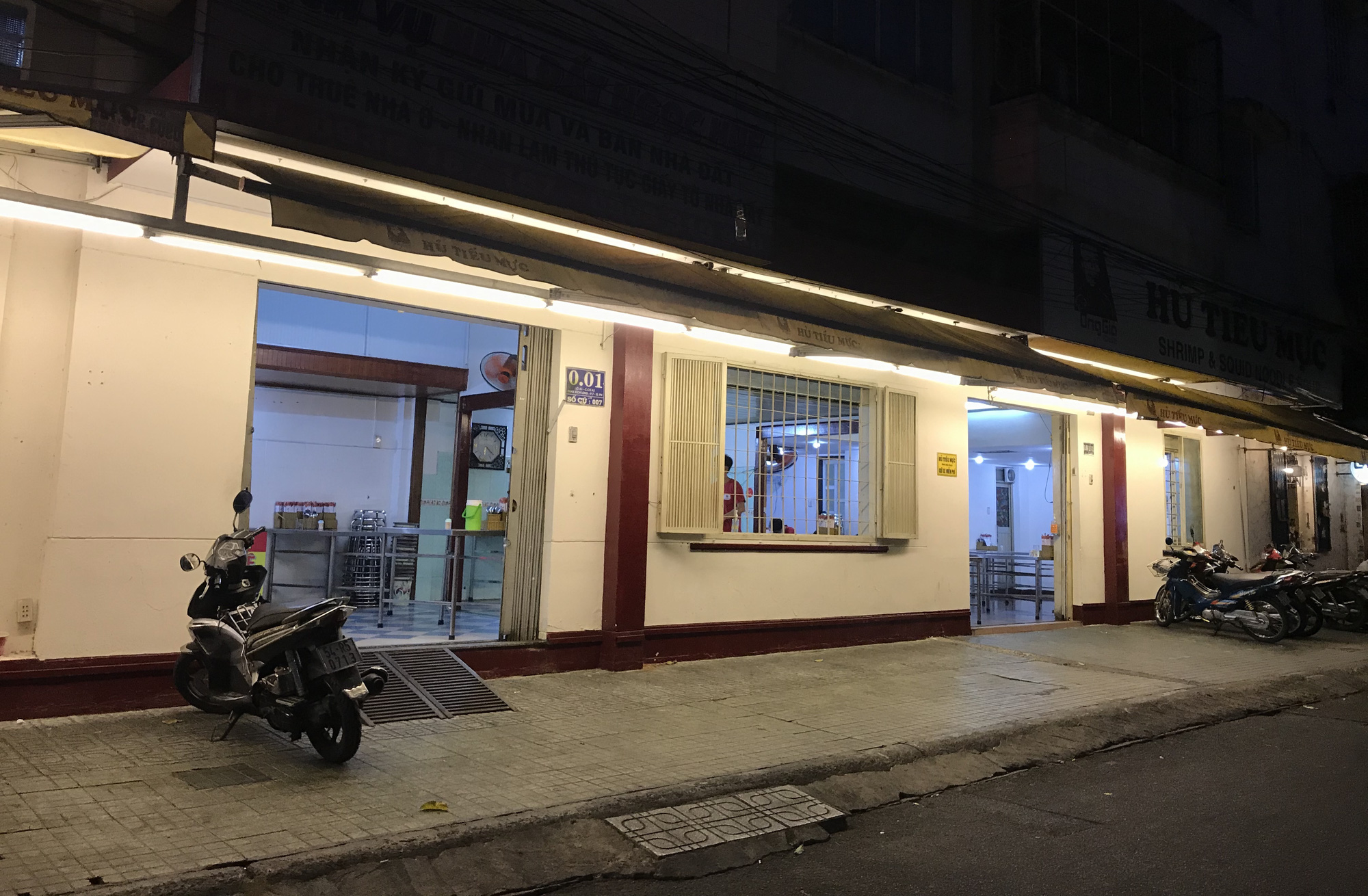 Nhà hàng, quán ăn Sài Gòn vội vàng đóng cửa phòng Covid-19 sau quyết định của UBND TP - Ảnh 1. Nhà hàng, quán ăn Sài Gòn vội vàng đóng cửa phòng Covid-19 sau quyết định của UBND TP - Ảnh 1.