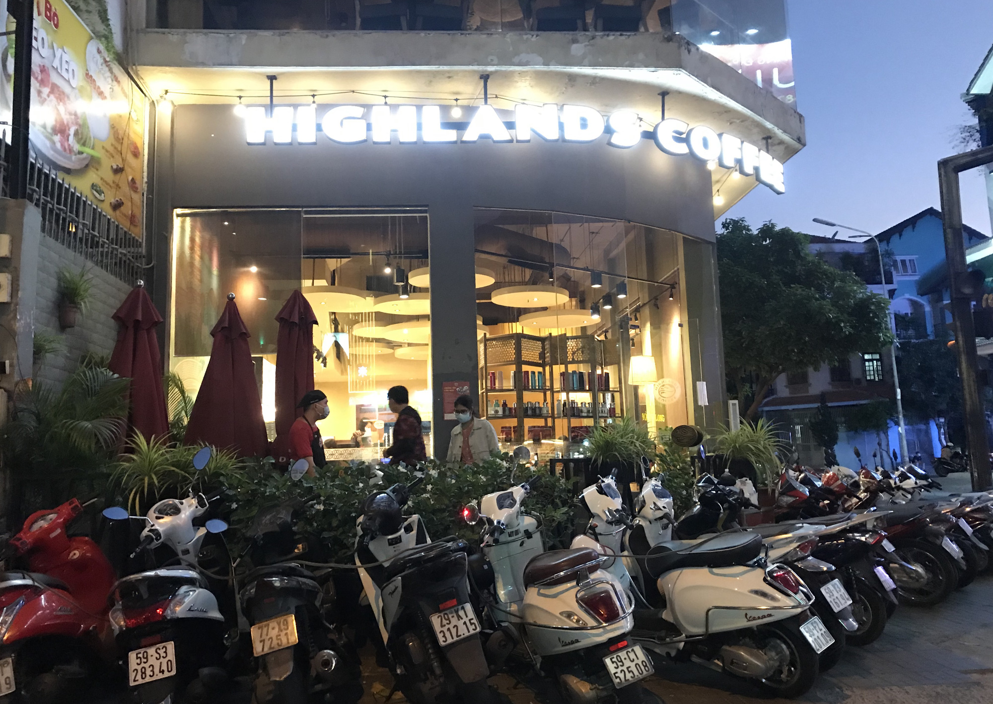 Nhà hàng, quán ăn Sài Gòn vội vàng đóng cửa phòng Covid-19 sau quyết định của UBND TP - Ảnh 11. Nhà hàng, quán ăn Sài Gòn vội vàng đóng cửa phòng Covid-19 sau quyết định của UBND TP - Ảnh 11.