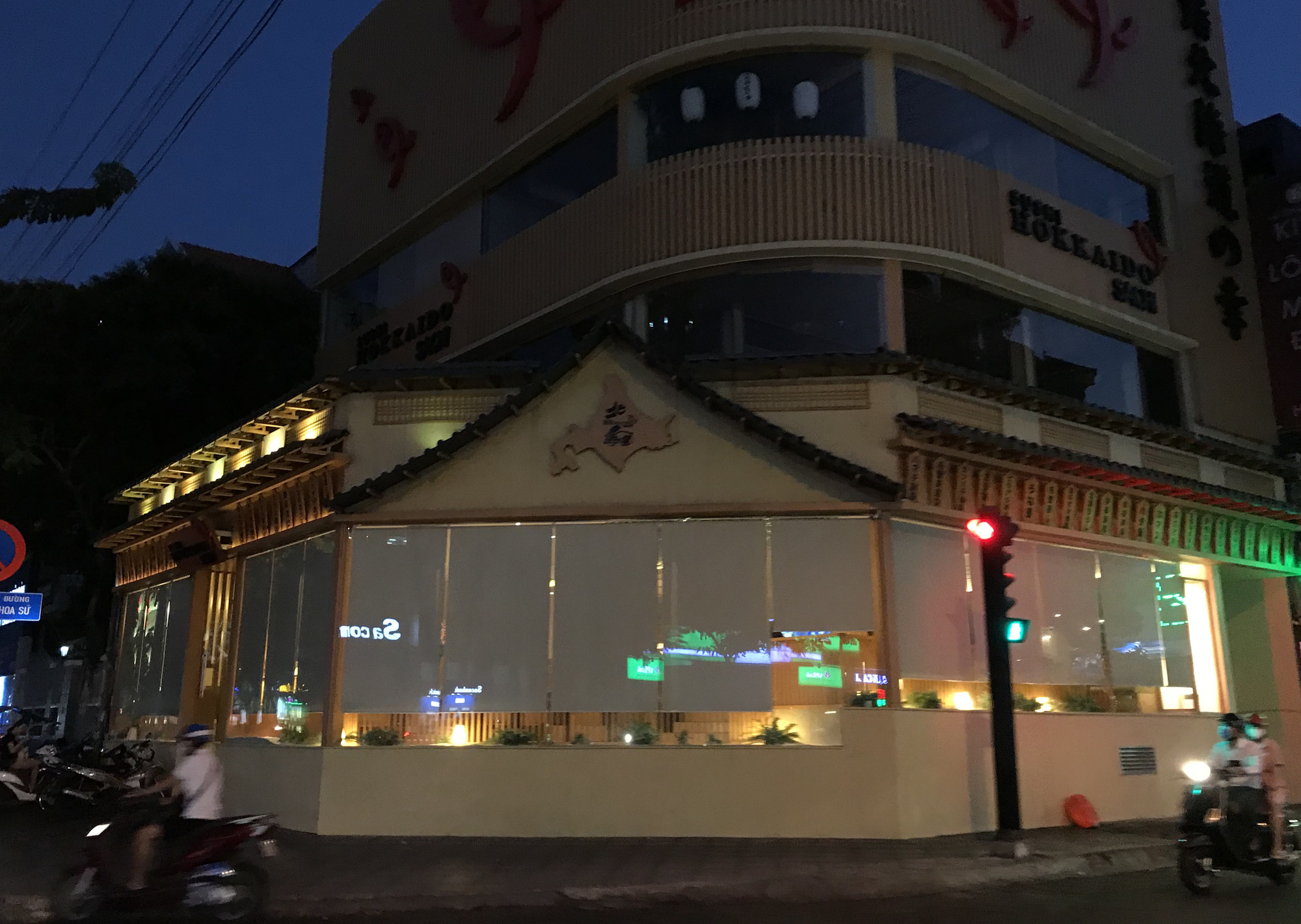 Nhà hàng, quán ăn Sài Gòn vội vàng đóng cửa phòng Covid-19 sau quyết định của UBND TP - Ảnh 9. Nhà hàng, quán ăn Sài Gòn vội vàng đóng cửa phòng Covid-19 sau quyết định của UBND TP - Ảnh 9.
